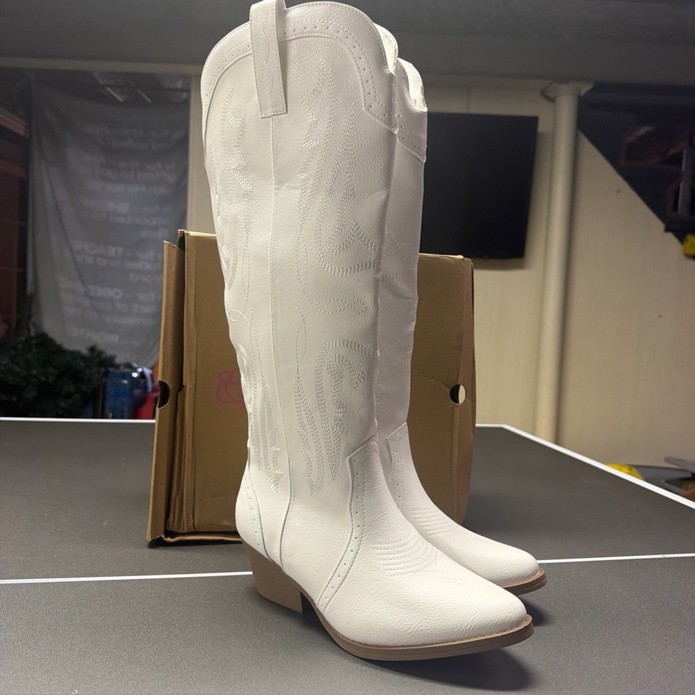 NIB Sugar Womens Tall White Cowboy Cowgirl Boots PointedToe Embroidered Size 8.5